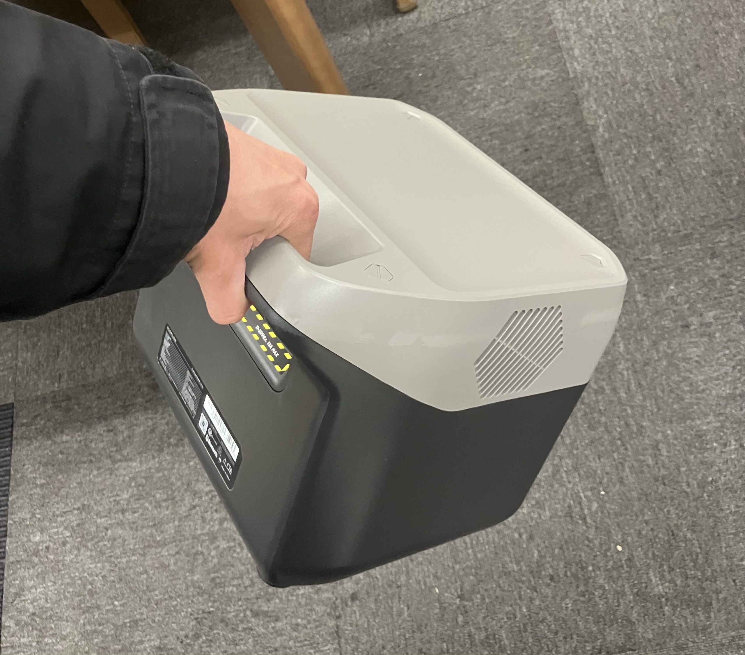 EcoFlow RIVER 2 Proを持っている写真