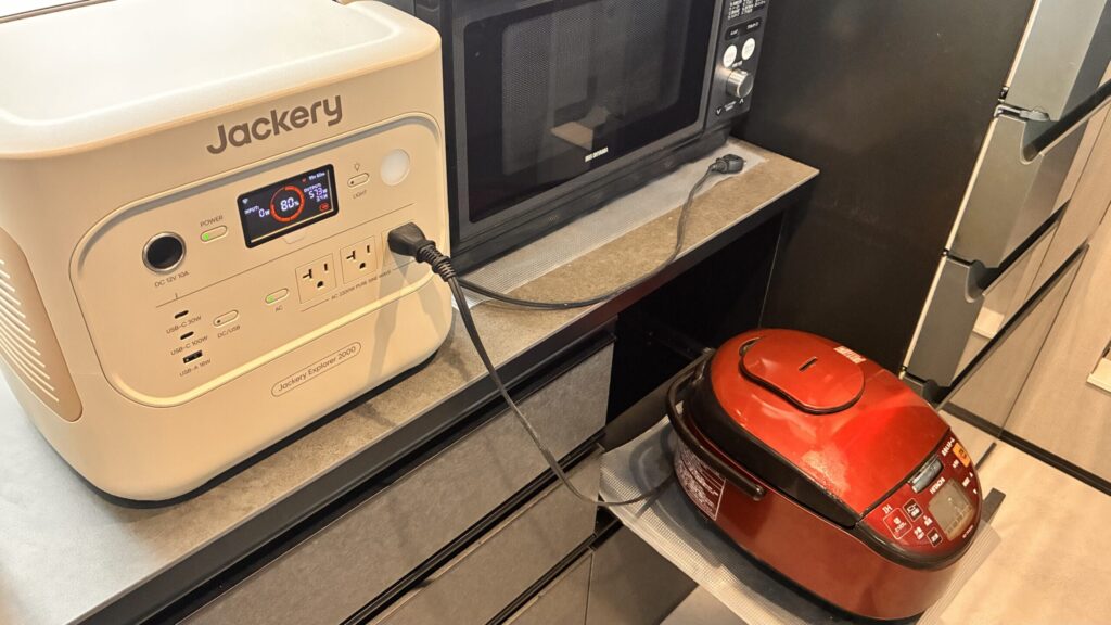 炊飯中にJackery 2000 Newの出力が約1000W、208W、96Wと変動した様子