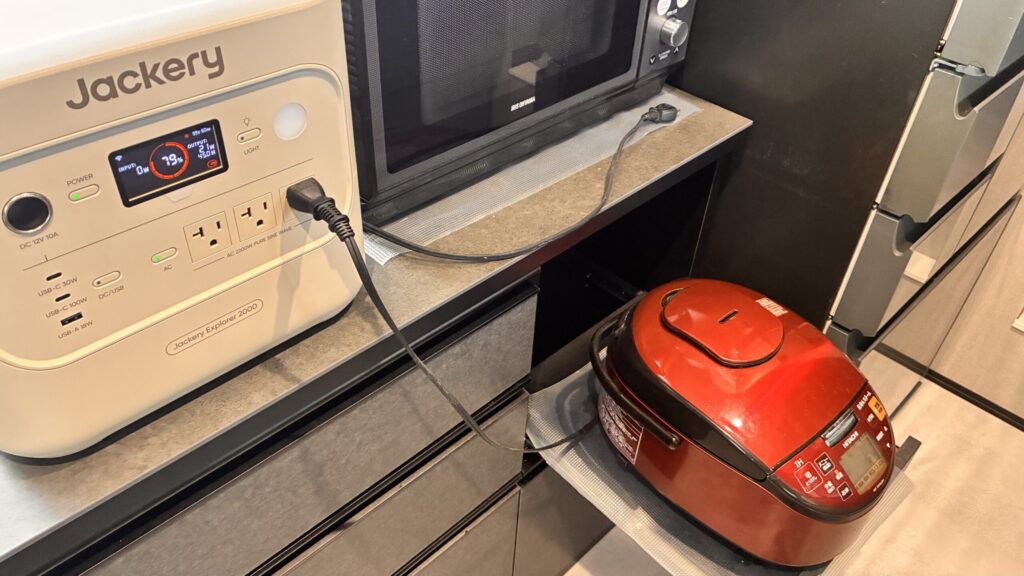 Jackery 2000 Newに日立の炊飯器を直接接続した検証時の様子