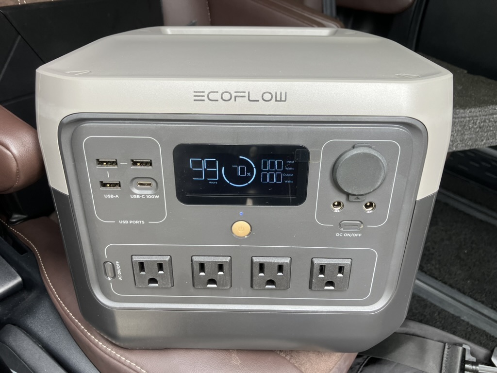 車の座席へ載せた所有中のEcoFlow RIVER 2 Pro