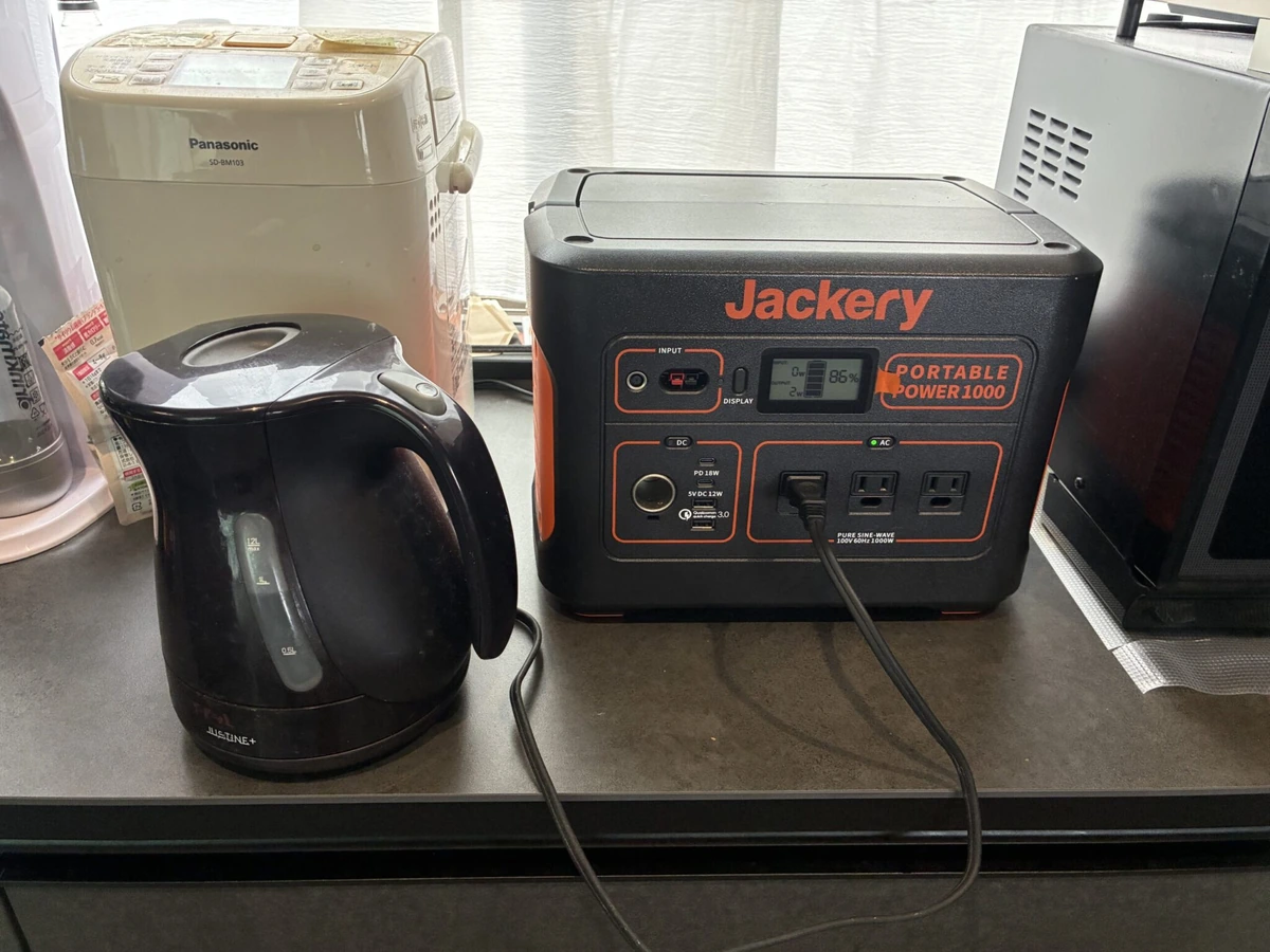 Jackery 1000とT-falの電気ケトルを接続したときの本人写真